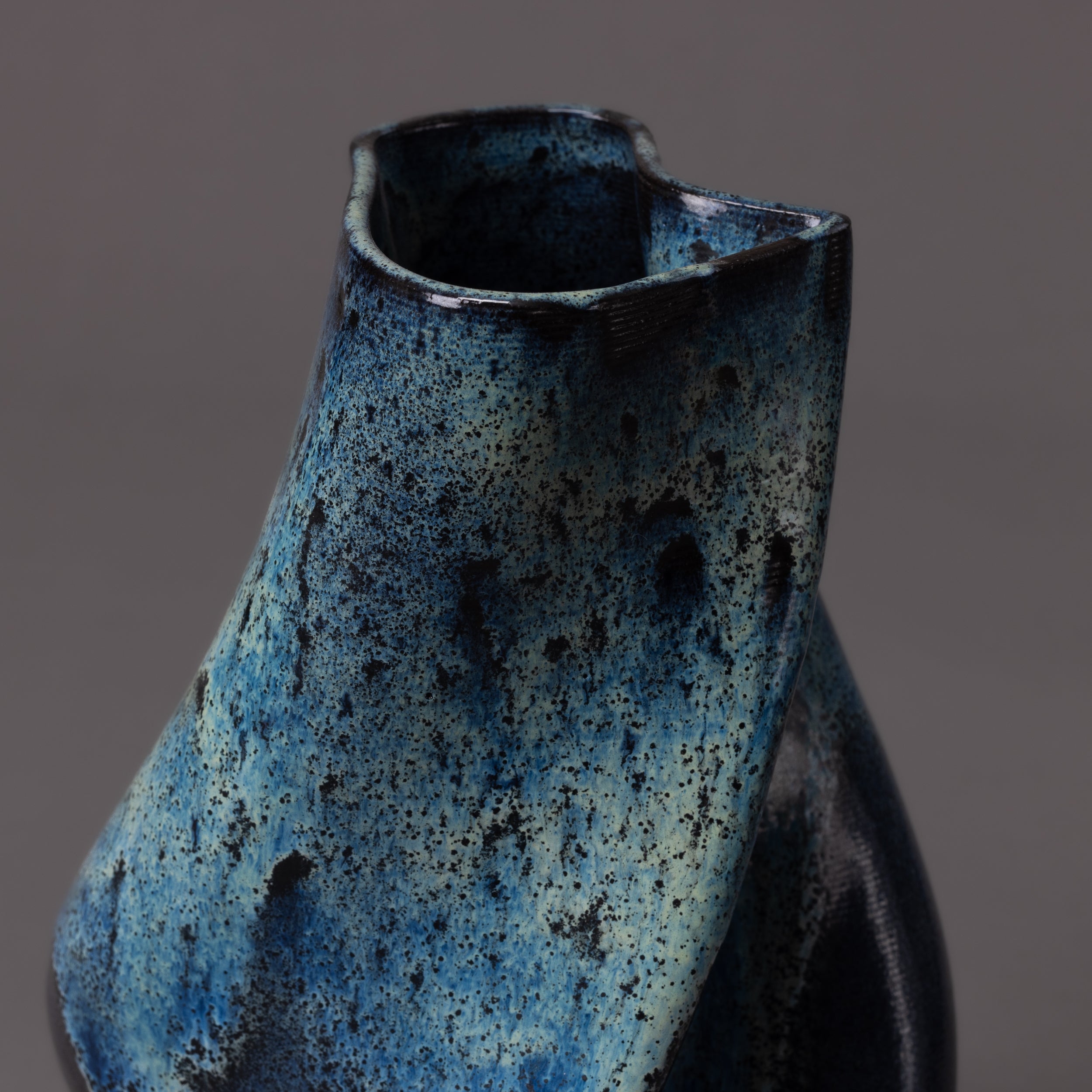 Tornado sculpture – black clay, glaze effect – BinaryCeramics, Athens