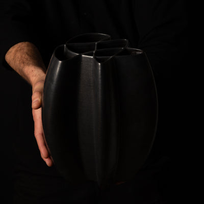 I-0100 Intersect Continuous-Line Sculpture – Black Glaze – artist holding – BinaryCeramics Athens