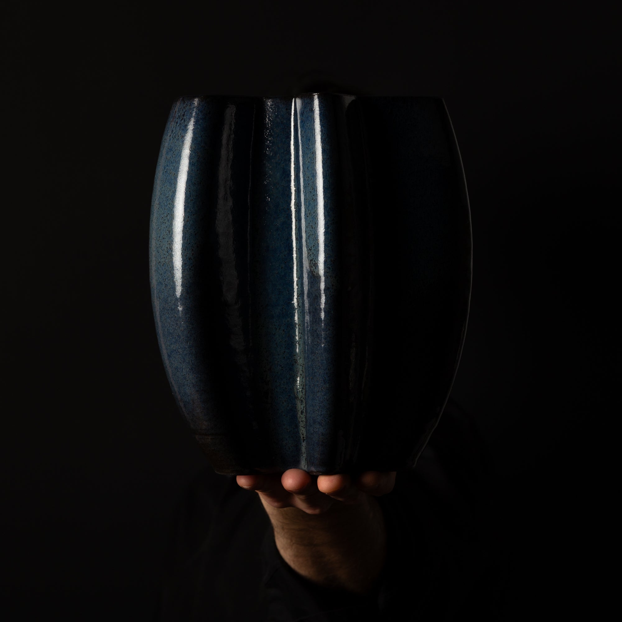 I-0100 Intersect Continuous-Line Sculpture – Blue Glaze – artist holding – BinaryCeramics Athens